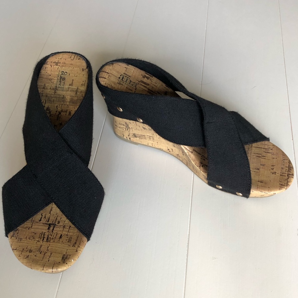 A New Approach Black Wedge Sandel (size 10)
